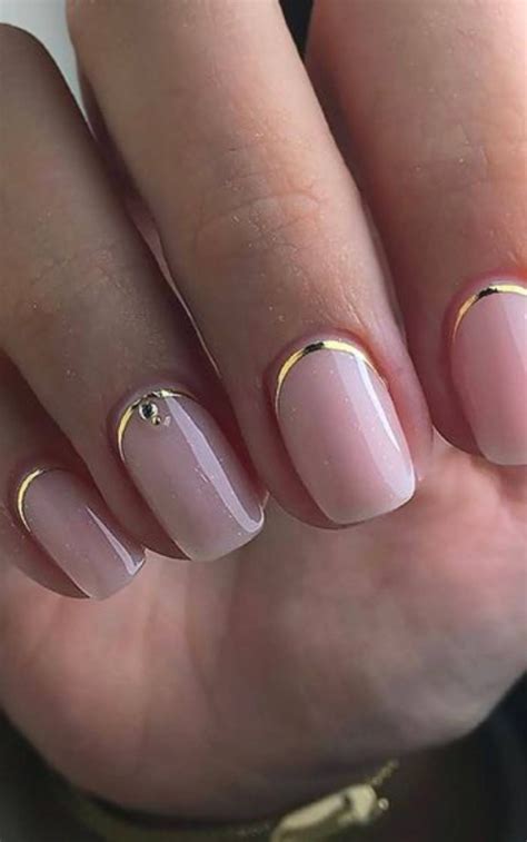 Atrévete a elevar tu manicura con estos diseños de uñas nude elegantes cortas Ser Zen