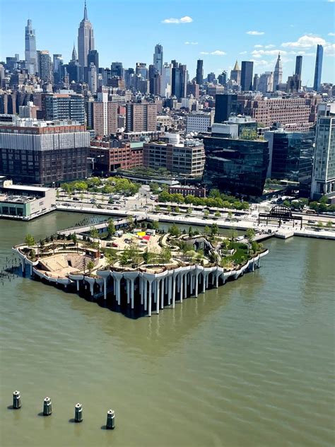 Nova York Ganha Parque Flutuante Sobre O Rio Hudson Presente Pronto