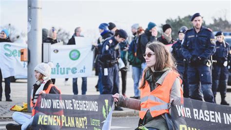 Disput bei Klima Protest Weinende Mutter bettelt für Sohn um Weiterfahrt