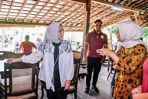 Momen Jokowi Dan Iriana Menikmati Hidangan Di Warung Kopi Klotok