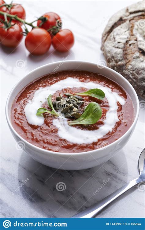 Sopa Do Tomate As Sementes Do Creme E De Ab Bora Imagem De Stock