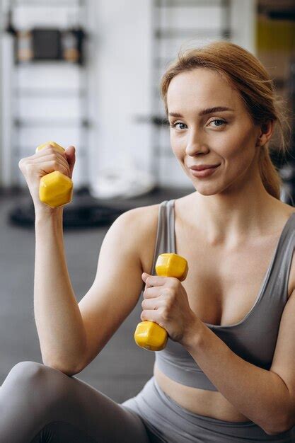 Mujer Haciendo Ejercicio Con Pesas En El Gimnasio Foto Premium