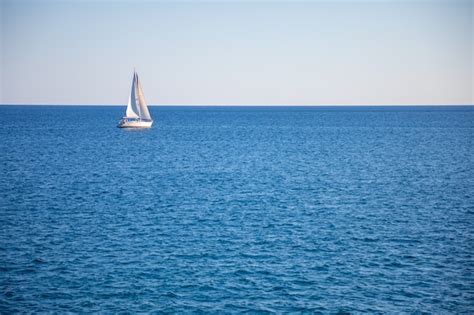 Vista Del Peque O Yate Navegando En Mar Abierto Tranquilo En Montenegro