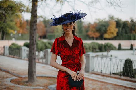 Look invitada de mañana terciopelo rojo Invitada Perfecta