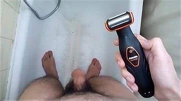 Afeitando mi gran polla peluda caliente sexy y gruesa y mis bolas en el baño XVIDEOS