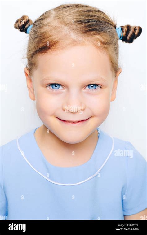 Petite Fille Aux Grands Yeux Bleus Banque De Photographies Et Dimages