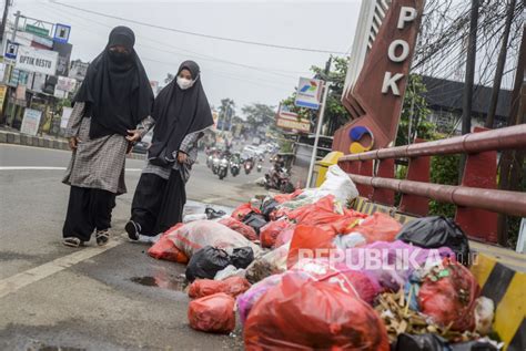 Sampah Berserakan Di Jalur Pedestrian Pakansari Satpol PP Duga Akibat