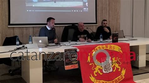 Ultras Gli Altri Protagonisti Del Calcio Il Libro Di Louis