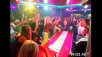 Un montón de gang bang en la pista de baile mamadas de rubias follando salvajemente XVIDEOS