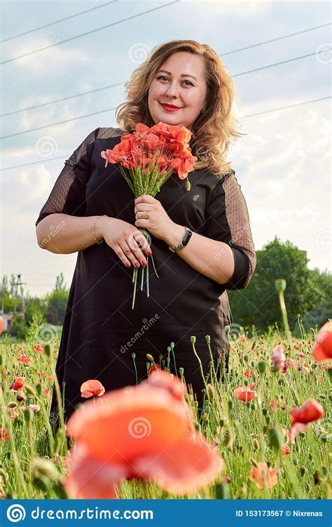 Mulher Feita Sob Medida Positiva Em Um Vestido Preto Em Um Campo Do