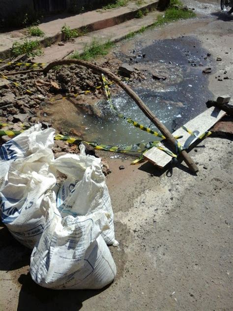 Desperdício de Água Cano estourado da CAEMA revolta moradores da rua