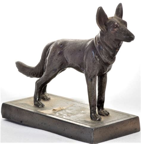 Grand Dog Statue – Put This On