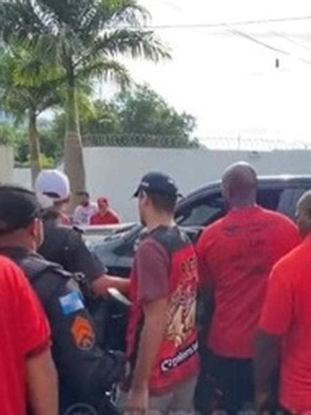 Torcedores Fazem Protesto Na Frente Do Ct Do Flamengo