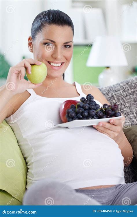 Femme Enceinte Mangeant Des Fruits Image Stock Image Du Vivacité