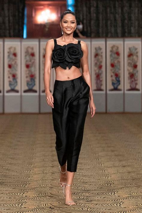 H Hen Niê mặc crop top lạ mắt khoe vòng eo bé xíu Hoa hậu Thuỳ Tiên thả dáng nóng bỏng với bikini