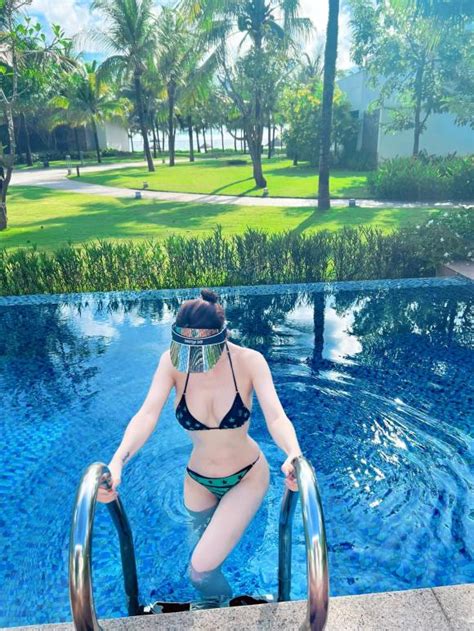 Loạt ảnh bikini nóng rực của Quế Vân sắc vóc mẹ 3 con ở tuổi 40 khiến các cô gái đôi mươi