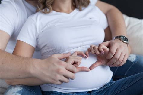 Plan Rapproché De Femme Enceinte Avec Le Mari Tenant Ses Mains Sur Son