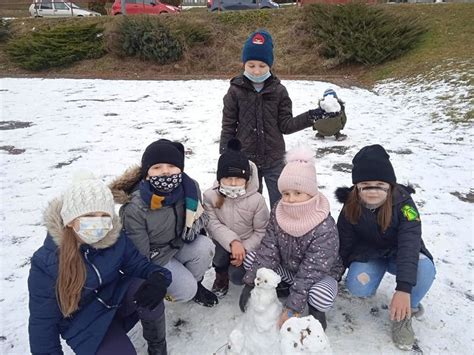 Uczniowie kazimierskiej jedynki na przykrytym śnieżną zimową kołdrą