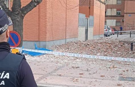 El Viento Derriba Parte De La Fachada De Un Edificio En El Barrio De La