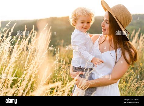 C Liner Son Fils Dans La Nature Banque De Photographies Et Dimages