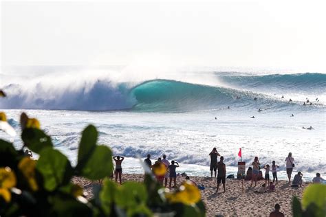 Pipeline Surf Spot On Oahu Surfing Waves Surfing Surf Vibes