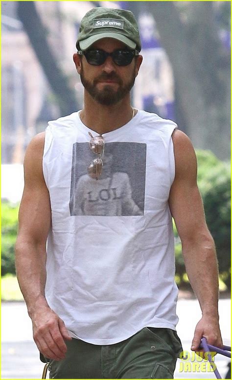 Justin Theroux Bares Buff Biceps In Sleeveless T Shirt While Walking