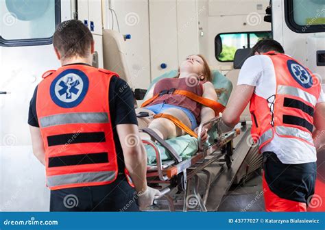 Frau Im Krankenwagen Stockbild Bild Von Medizin Impuls 43777027