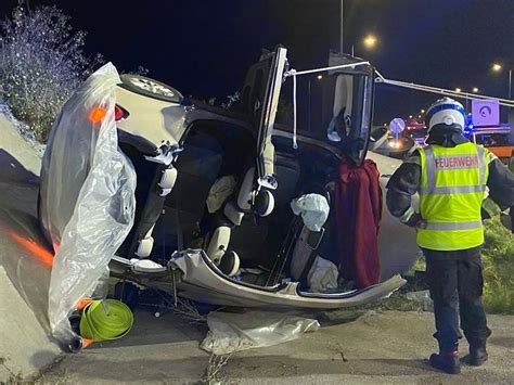 Zwei Eingeklemmte Personen Nach Unfall Auf S1 Befreit VIENNA AT