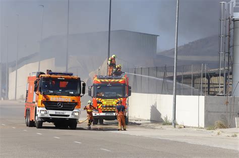 El Fuego Arrasa Una Nave De Productos Qu Micos En Guadass Quies