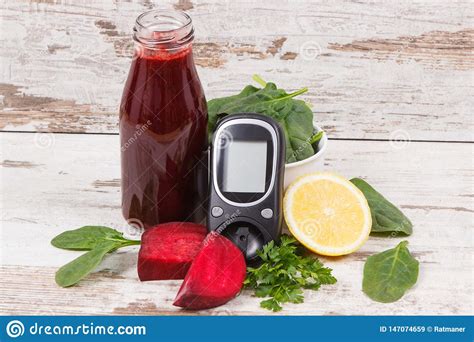 Glucometer Para Comprobar El Nivel Del Az Car Y El Jugo Fresco De Las