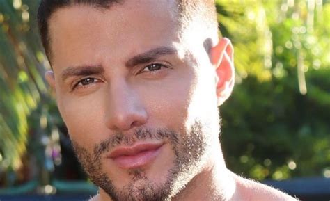 Humorista fica fora do casting de A Fazenda por causa de produção de conteúdo adulto gay Pheeno