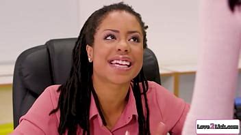 Nena de ébano es tocada por una chica stripper en el trabajo XVIDEOS