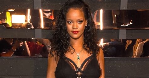 Do básico ao sexy Rihanna lança linha de lingerie Savage x Fenty Veja peças Purepeople