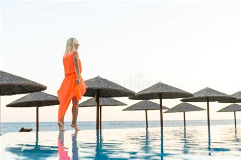Mujer Sexy En Bikini Posando En La Piscina Balneario De Lujo Foto De