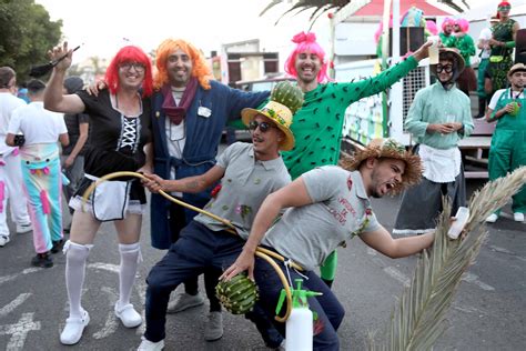 Miles De Mascaritas Toman Las Calles De Arrecife En El Coso Del Carnaval