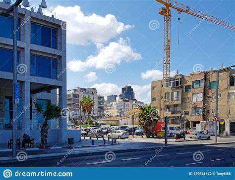 Bouwen Met Een Kraan In Tel Aviv Wederopbouw Van Een Oud Gebouw Naast