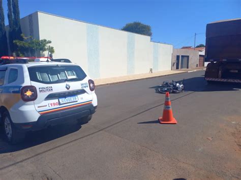 Motociclista Fica Gravemente Ferido Ao Tentar Empinar Roda E Colidir Na