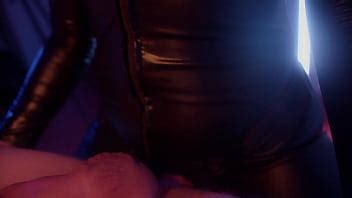 Une femme lubrique attache son homme et reçoit une éjaculation XVIDEOS