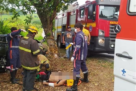 Motorista Sofre V Rias Fraturas Ap S Perder O Controle E Bater Carro