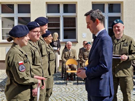 Wojskowi I Le Nicy Odebrali Dyplomy Uko Czenia Zespo U Szk W