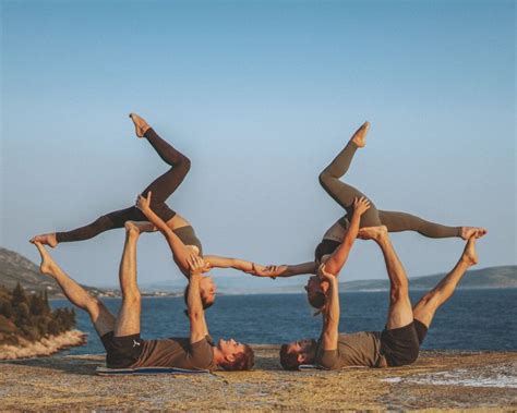 Beginner Acroyoga Pose For Friends Akrobatik Partner Akrobatik