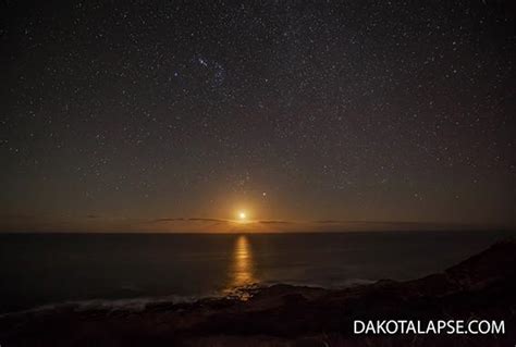 Astrophoto: Moonset over the Indian Ocean.