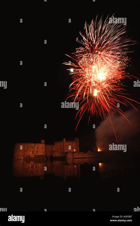 Fireworks leeds castle hi-res stock photography and images - Alamy