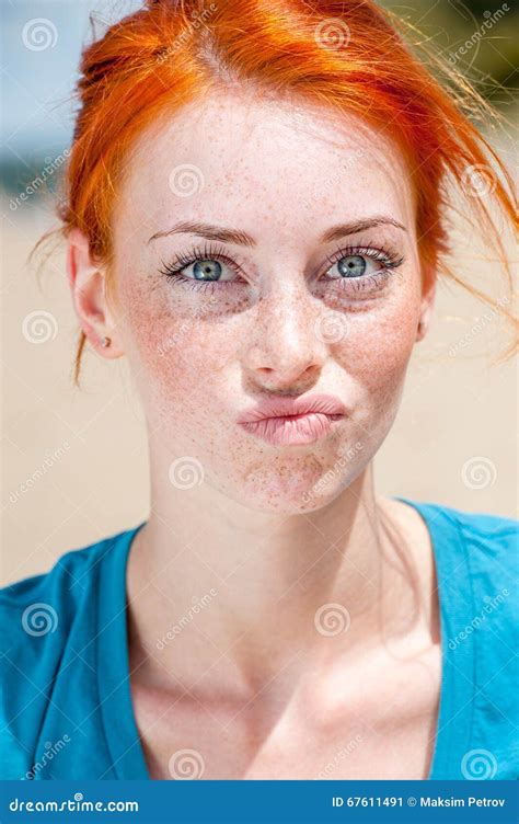 Jeune Belle Femme Couverte De Taches De Rousseur Rousse Image Stock