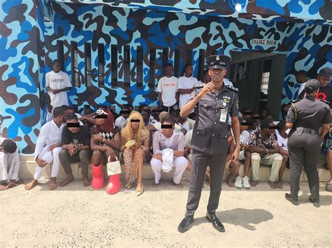 Policía de Nigeria detiene a decenas de personas que participaban en una boda gay