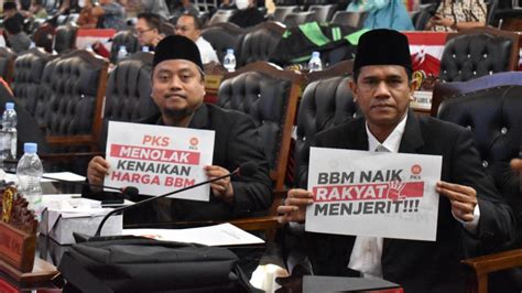 Tolak Kenaikan BBM Fraksi PKS Bawa Poster Saat Rapat Paripurna DPRD