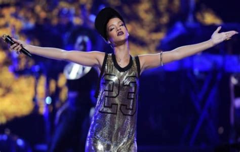 Rihanna's 'Unapologetic' Becomes First No.1 Album | BackstageOL.com