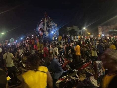 Burkina des manifestants se rassemblent suite à des rumeurs de coup