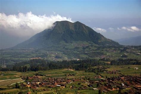 Background Gunung Stock Photos Images And Backgrounds For Free Download