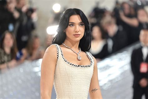 Dua Lipa Met Gala 2023 la cantante indossa uno dei diamanti più grandi